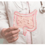 photo d'un médecin montrant une image d'intestin grêle et de colon
