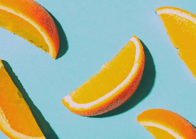 des morceaux d'orange appétissants sont disposés sur un fond bleu.