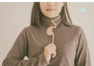 femme portant une illustration d'un oesophage et de l'estomac.