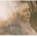 femme pensive et triste en pleine nature