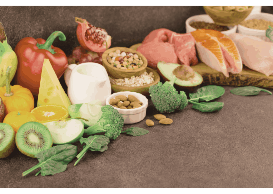 légumes, fruits, poissons et fromages disposés sur une table grise