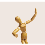 un bonhomme en bois en plein mouvement