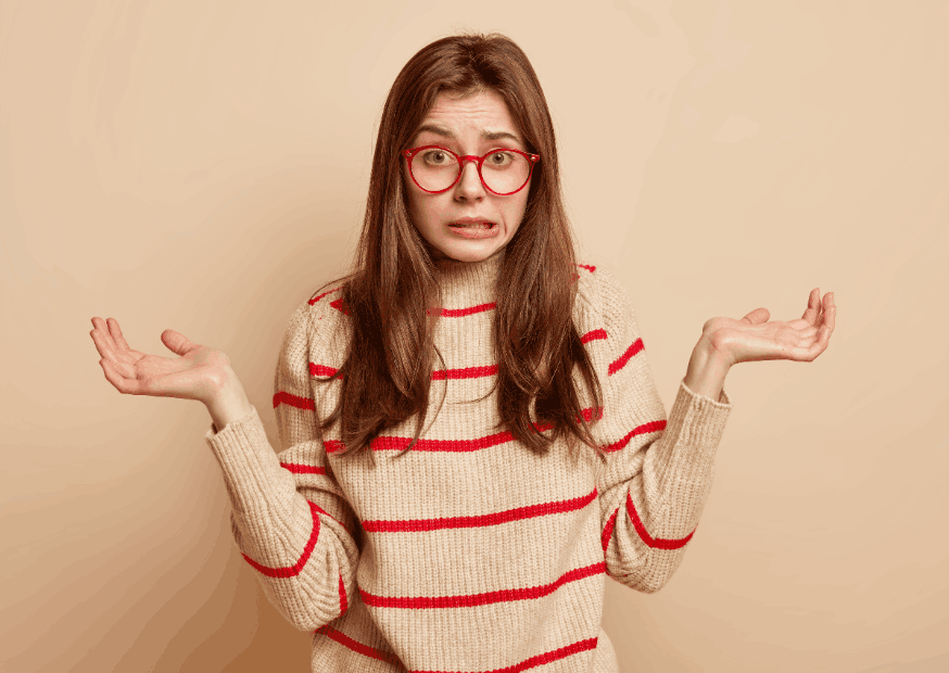 magnific wayhomestudio MICI ou SII (1) une adolescente à lunettes rouges lève les 2 mains et hésite