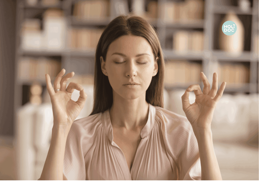 stress-min femme fermant les yeux et levant les 2 mains pour méditer et prendre une position de détente