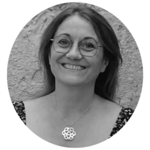 Portrait d'une femme souriante aux cheveux longs détachés